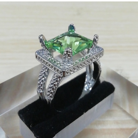 Jewelry - Faceted Genuine Peridot Ring Size 7